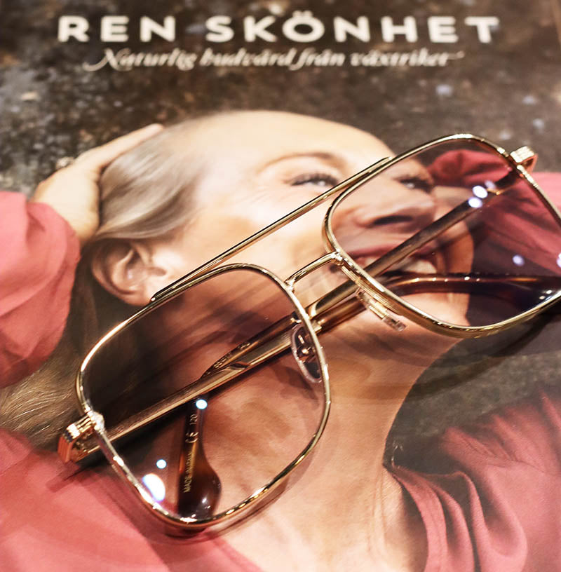 Karin Björkegren Jones i nya snygga glasögon med tonade glas