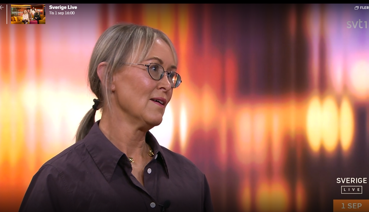 Åsa visar glasögontrenderna i SVT Sverige Live