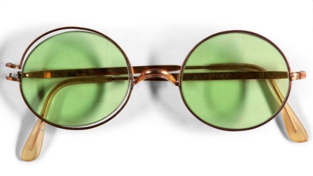 John Lennons trasiga glasögon sålda för 1,7 miljoner kronor