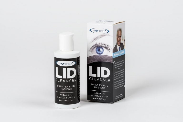 The Eye Doctor Lid Cleanser är en vårdande mild makeup-remover som vi rekommenderar alla, men speciellt för dig med för känsliga ögon och ögonlock. Rengör effektivt och skonsamt. Dessutom återfuktar den hud, ögonlock och ögonfransar.   Den är primärt tänkt att rengöra ögon, ögonlock och ögonlockskanter, men fungerar jättebra som makeup-remover för hela ansiktet.